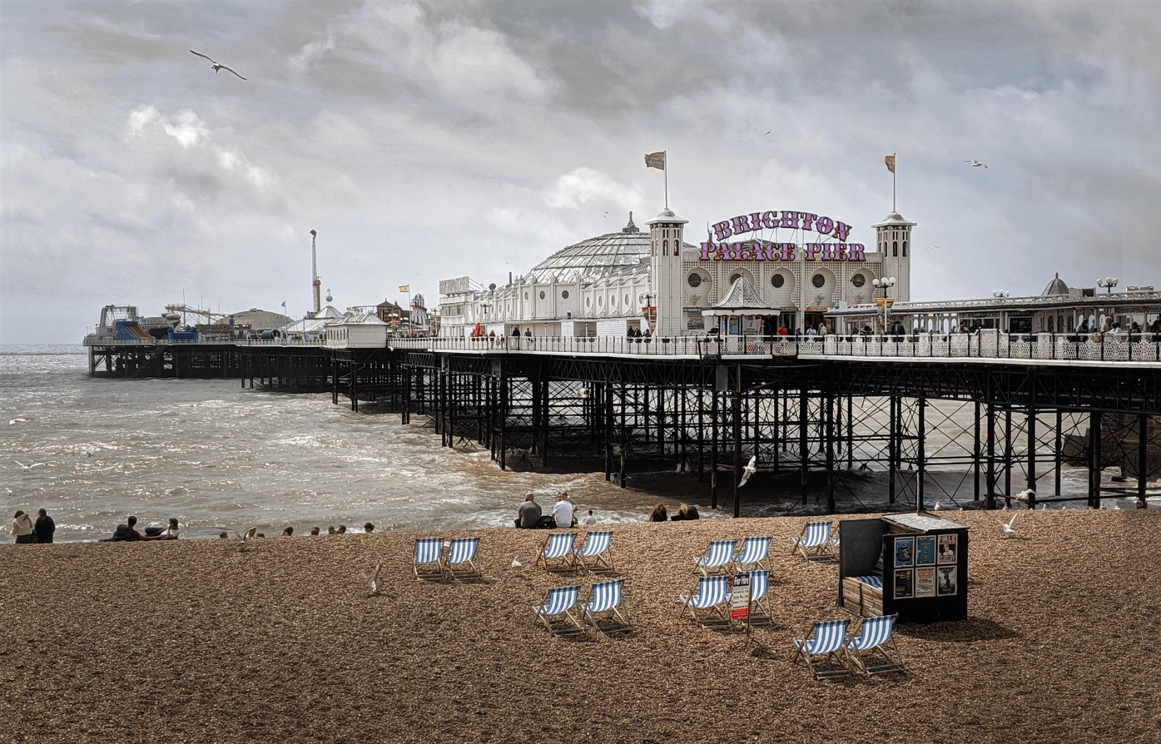 TOP-FLOOR SEAFRONT APARTMENT WITH DIRECT VIEWS OF THE SEA AND PIER